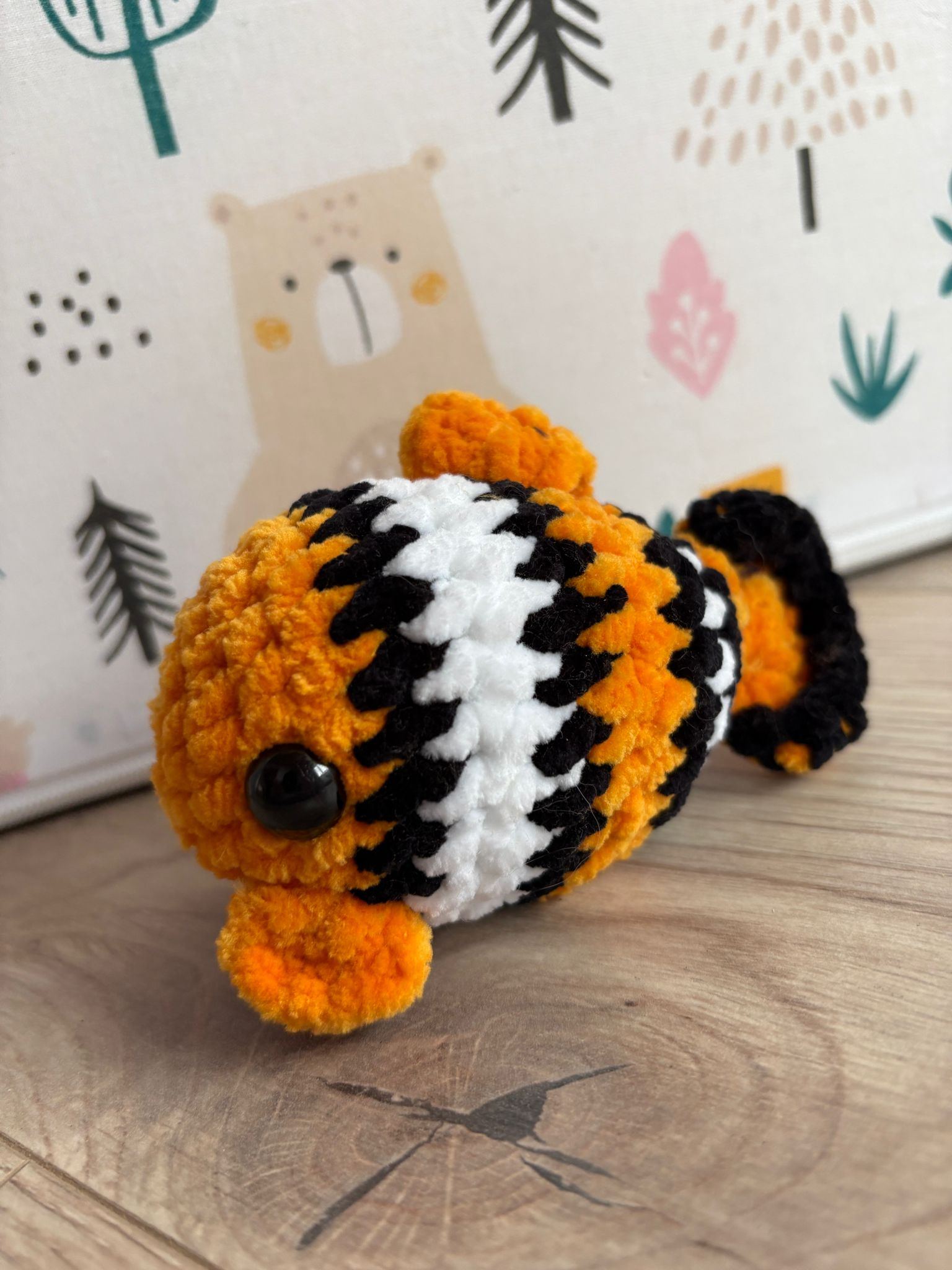 Coco — handgehäkelter Einhand-Plüschi aus Chenille-Garn